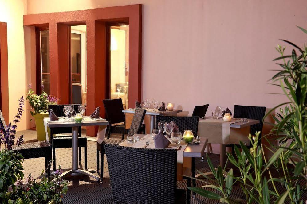 Logis Le Luth Hotel Mirecourt ภายนอก รูปภาพ