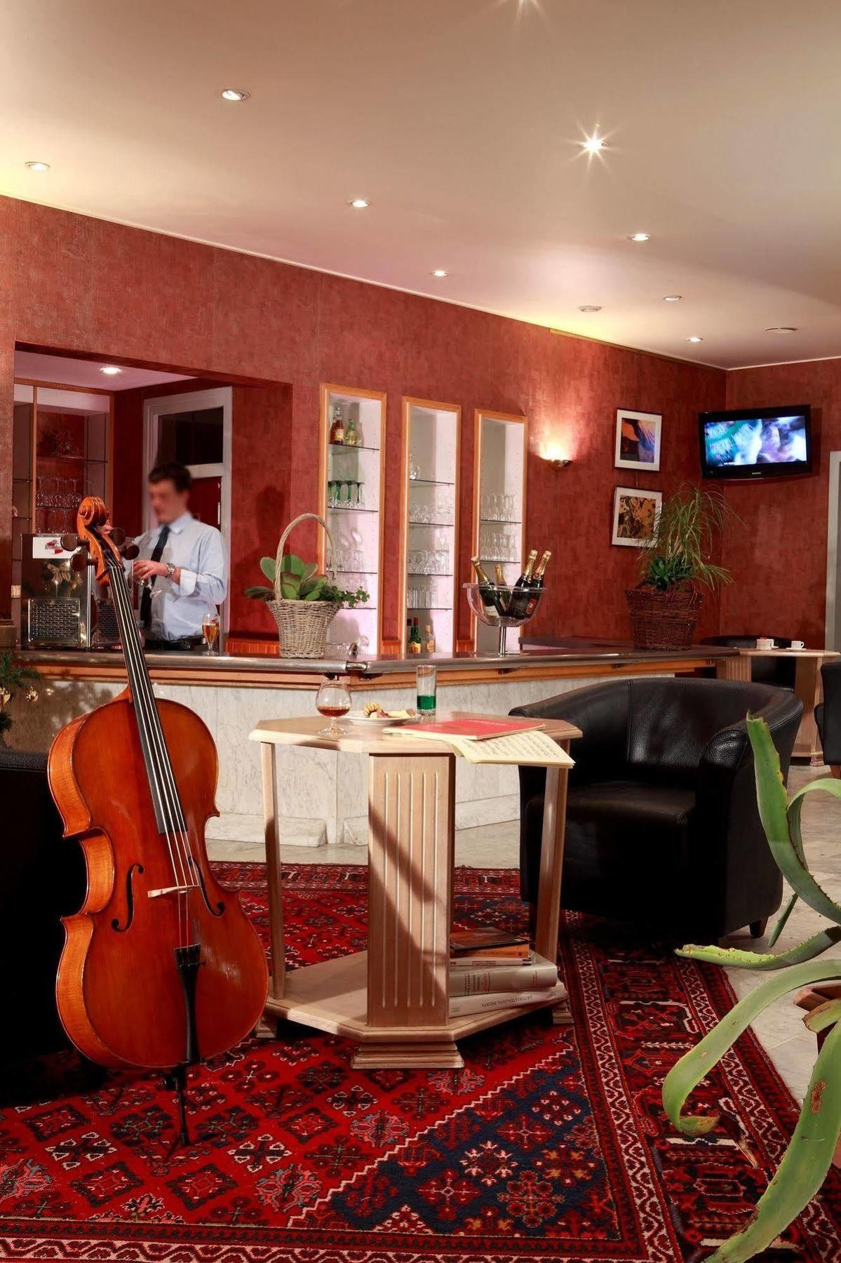 Logis Le Luth Hotel Mirecourt ภายนอก รูปภาพ