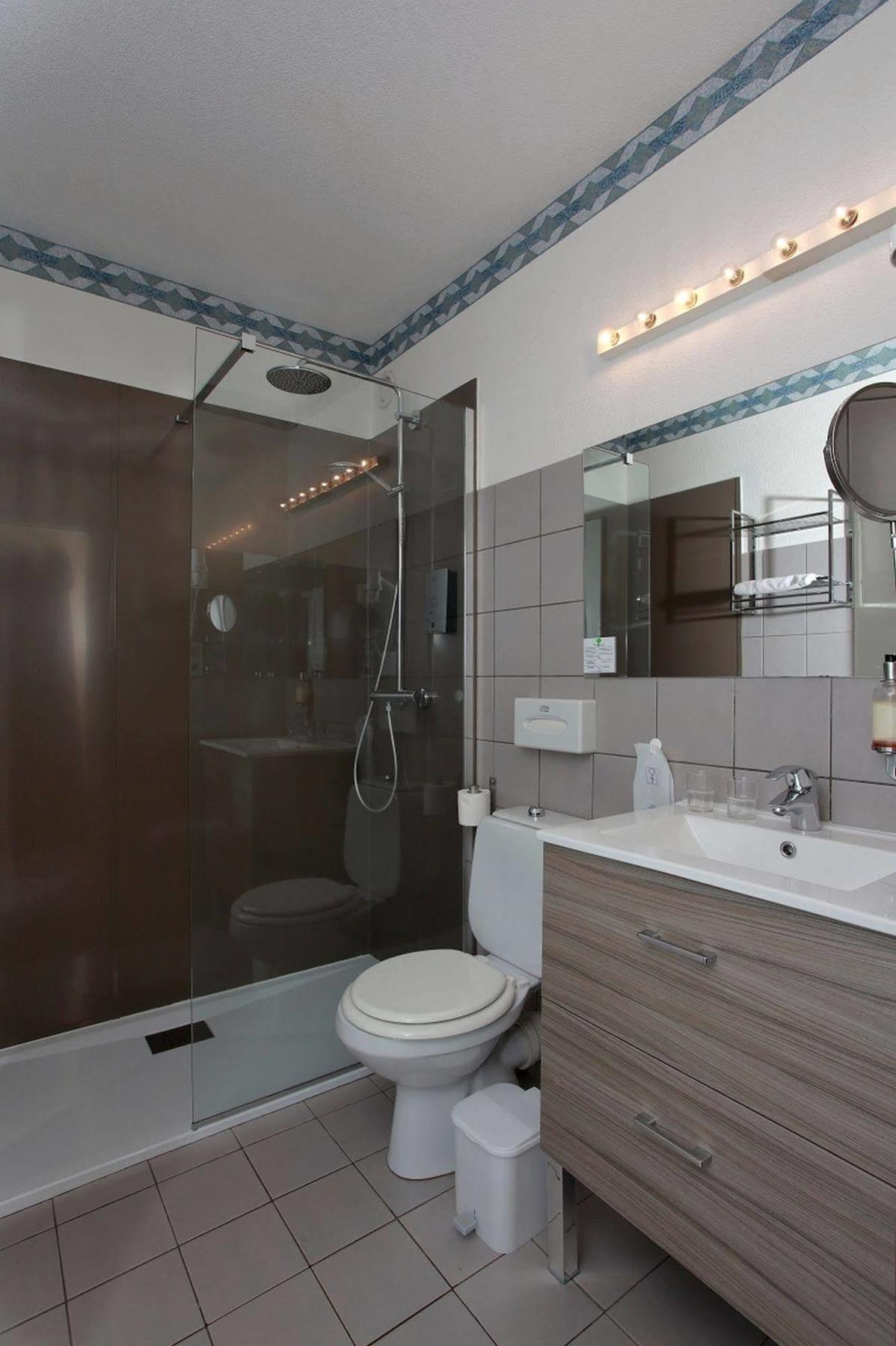 Logis Le Luth Hotel Mirecourt ภายนอก รูปภาพ