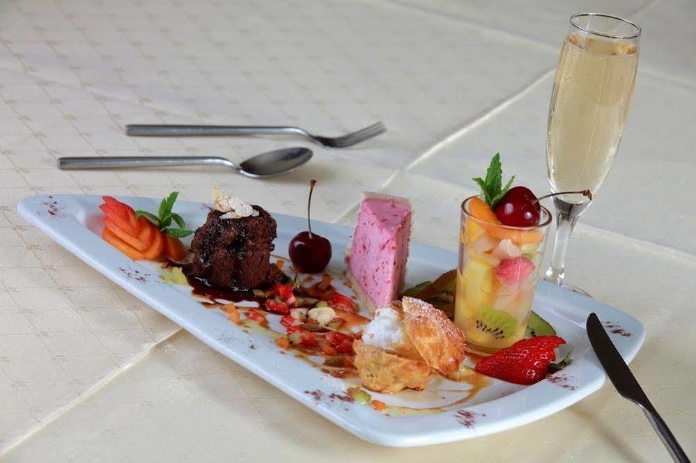 Logis Le Luth Hotel Mirecourt ภายนอก รูปภาพ