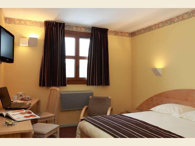 Logis Le Luth Hotel Mirecourt ภายนอก รูปภาพ